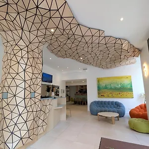 3* מלון Carre Vieux Port